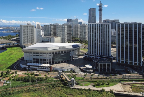 複合施設「ミュージックテラス」の全景。左側の白い建物がKアリーナ横浜だ。現在、写真手前を走る貨物線、JR高島線上へ跨線橋が建設されており、完成後はみなとみらい大橋との距離がより縮まる(写真:安川 千秋)