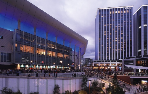 〔写真1〕開業初日から観客が押し寄せた