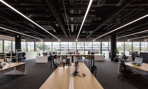 〔写真2〕直天井の開放的な事務室