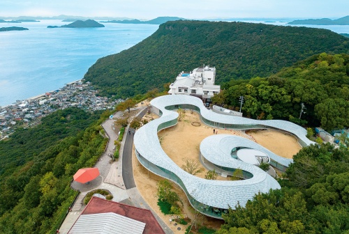 2022年8月5日にオープンした展望施設「高松市屋島山上交流拠点施設」。波が穏やかな瀬戸内海に浮かぶ島々の景色を眺められる（写真：イクマサトシ）
