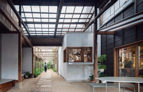 〔写真2〕作業場を開放的な屋外空間に