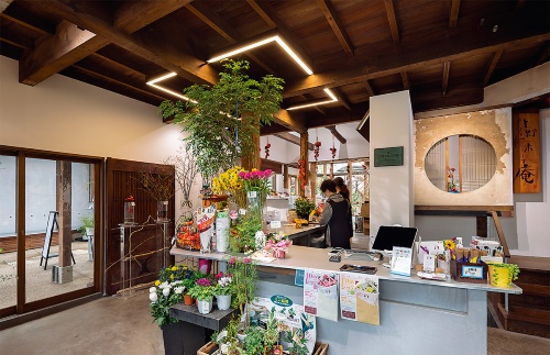 〔写真3〕テーブルを中心とした店舗空間