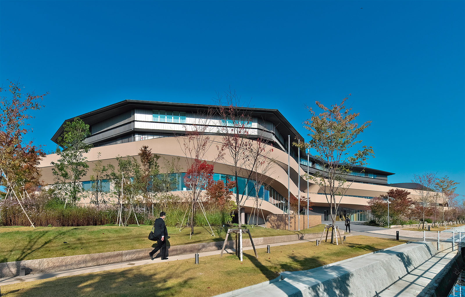〔写真1〕緑地を設けて地域に開く