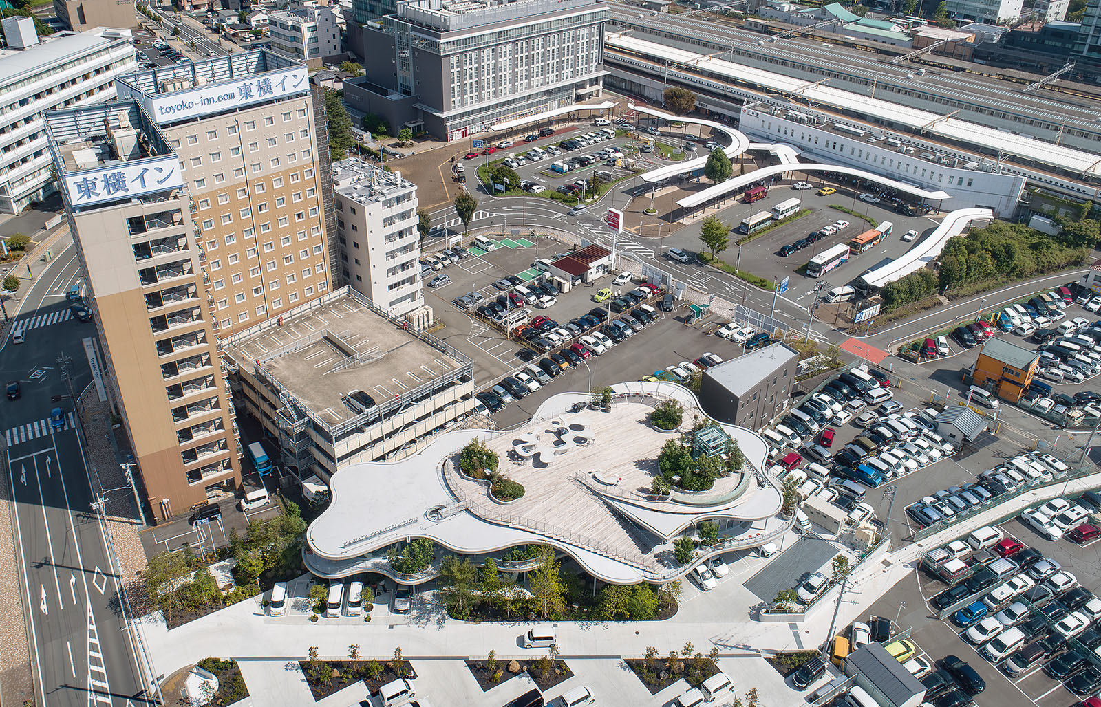 〔写真1〕JR三島駅のすぐ近くに位置する新本社