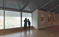 カフェの上にある展示室「パノラマギャラリー」。眺望と洋画を楽しむ（写真：生田将人）