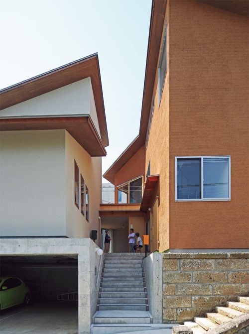 〔写真1〕2棟のように見える2世帯住宅