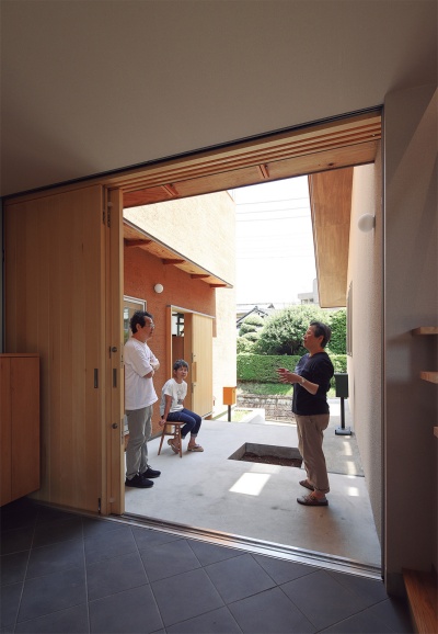 〔写真2〕「風の通り道」となる玄関