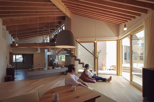 〔写真3〕共用テラスに開くリビング