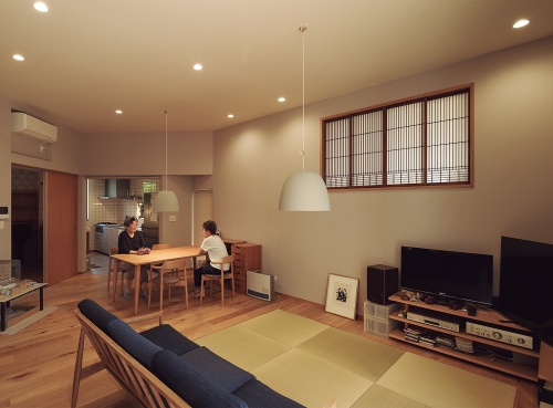 〔写真4〕古い建具を再利用したリビング