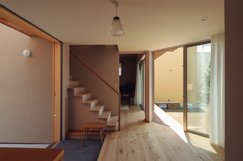 〔写真5〕開放的な玄関と和室