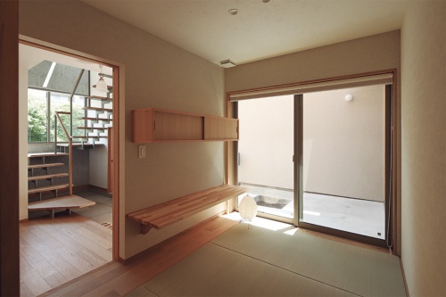 両世帯が共用する和室(写真:安川 千秋)