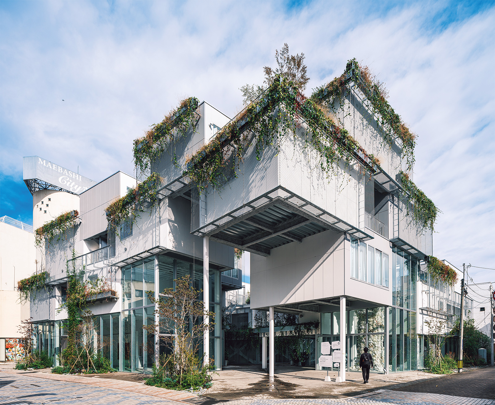 商店街に浮かぶ積み木住宅 | 日経クロステック（xTECH）