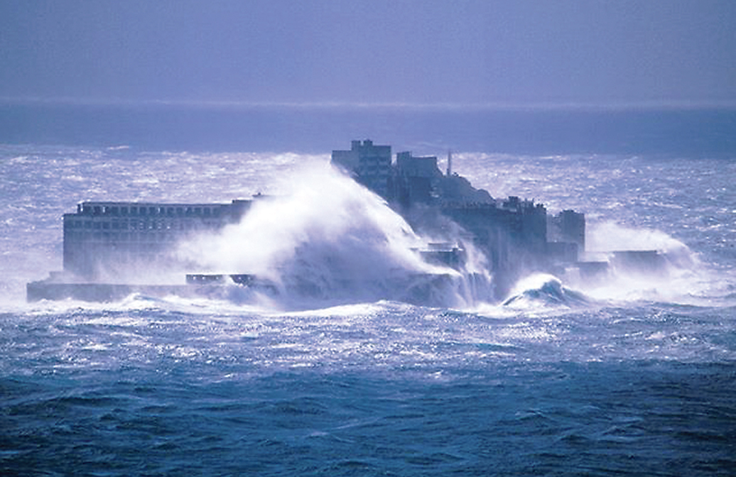 〔写真2〕軍艦島を襲う海の脅威