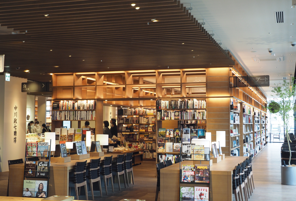 〔写真1〕店舗内で目を引く「本の小部屋」