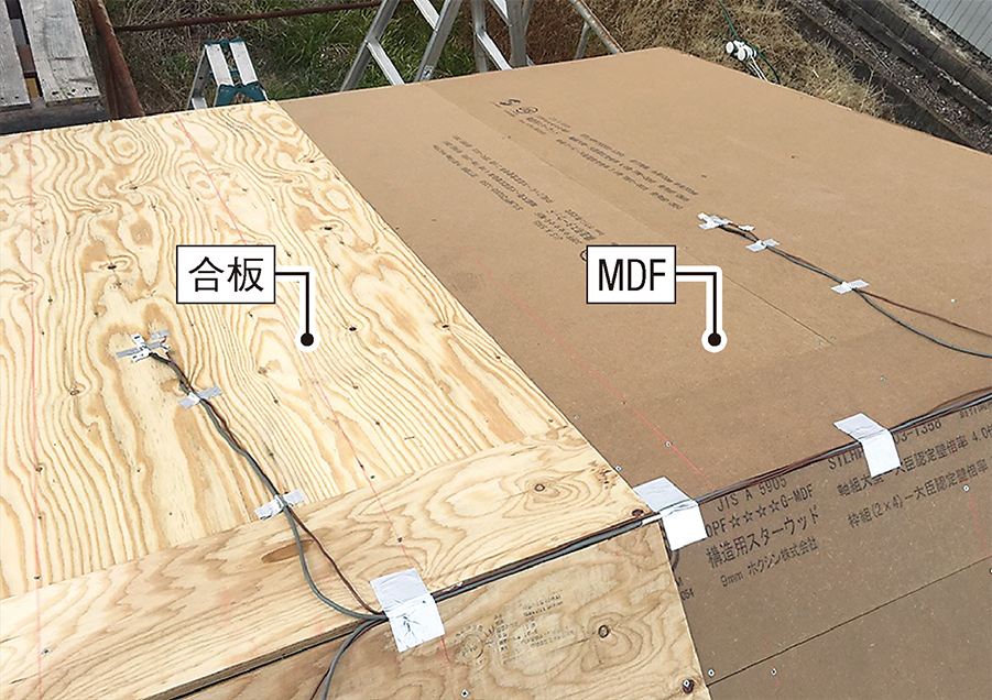 試験棟の野地板。西側半分は新工法で用いるMDF、東側半分は合板を施工した（写真：神清）