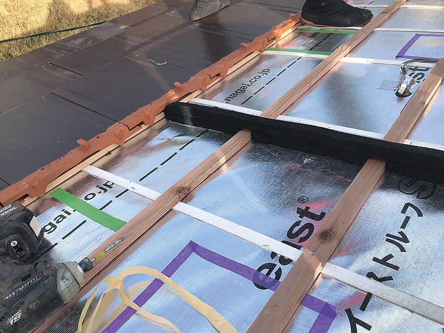透湿ルーフィングと桟木を施工中の試験棟（写真：神清）