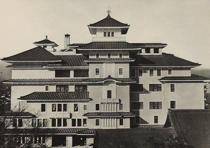 1936年の竣工当時に弥栄会館を正面から見たところ。大林組の木村得三郎が設計した（写真：八坂女紅場学園）