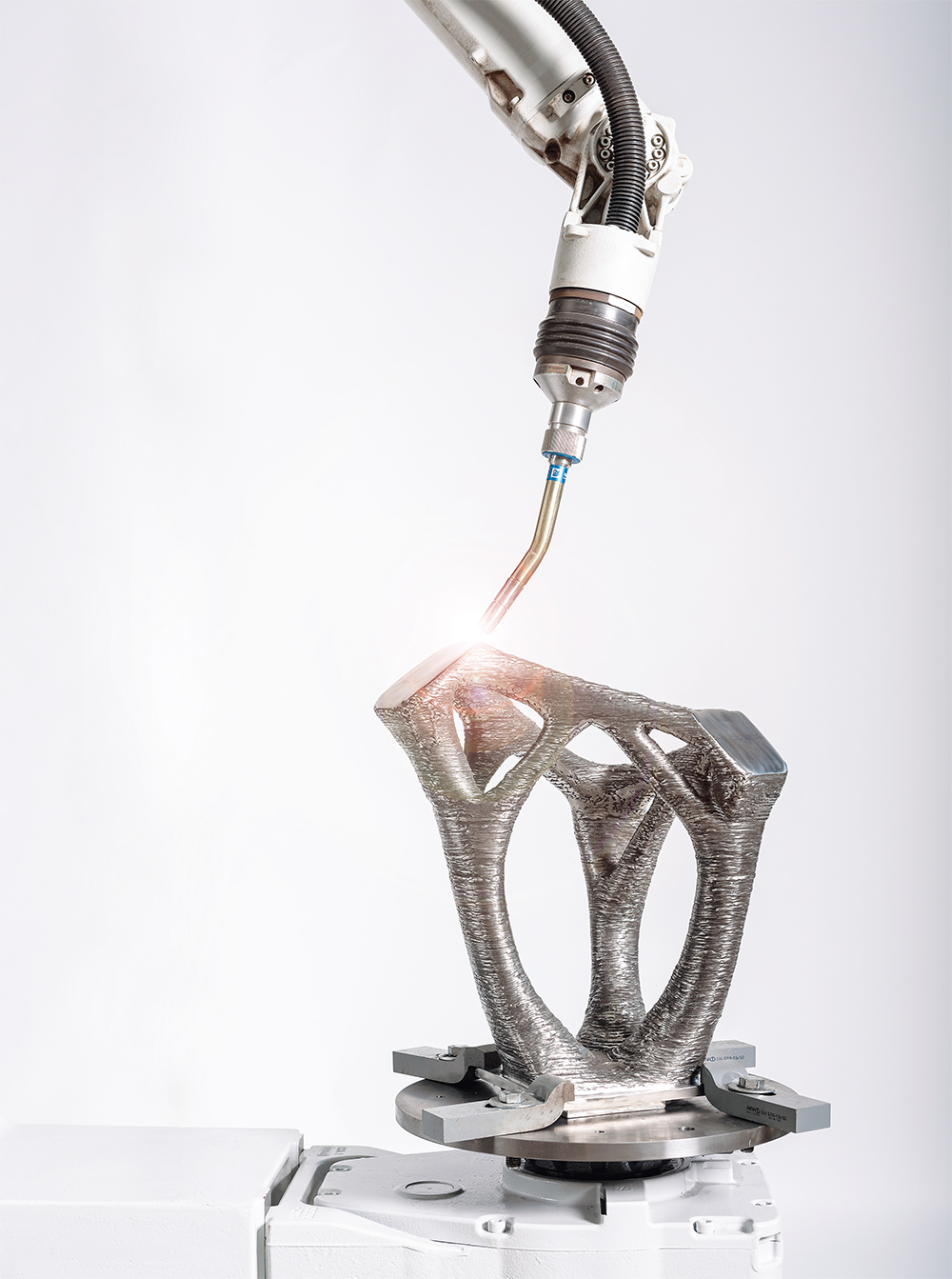 〔写真1〕産業用ロボットアームで接合部を「印刷」