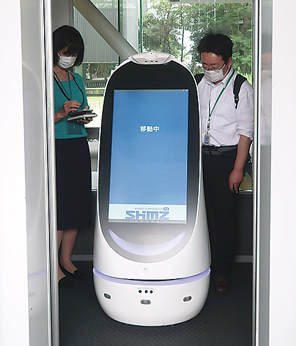 ロボットがエレベーター経由で道案内（写真：日経アーキテクチュア）