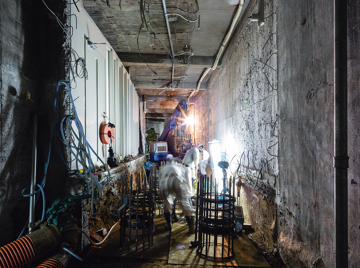 〔写真3〕狭小空間で現場打ち杭の新設工事