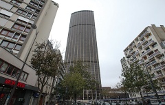 12.　モンパルナス・タワー（ウジェーヌ・ボードゥアンほか、1972年）。パリの超高層ビルの先駆け。近く大規模改修の予定 （写真：日経アーキテクチュア）