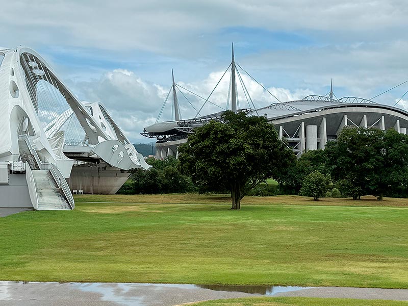 うねる吊（つ）り屋根