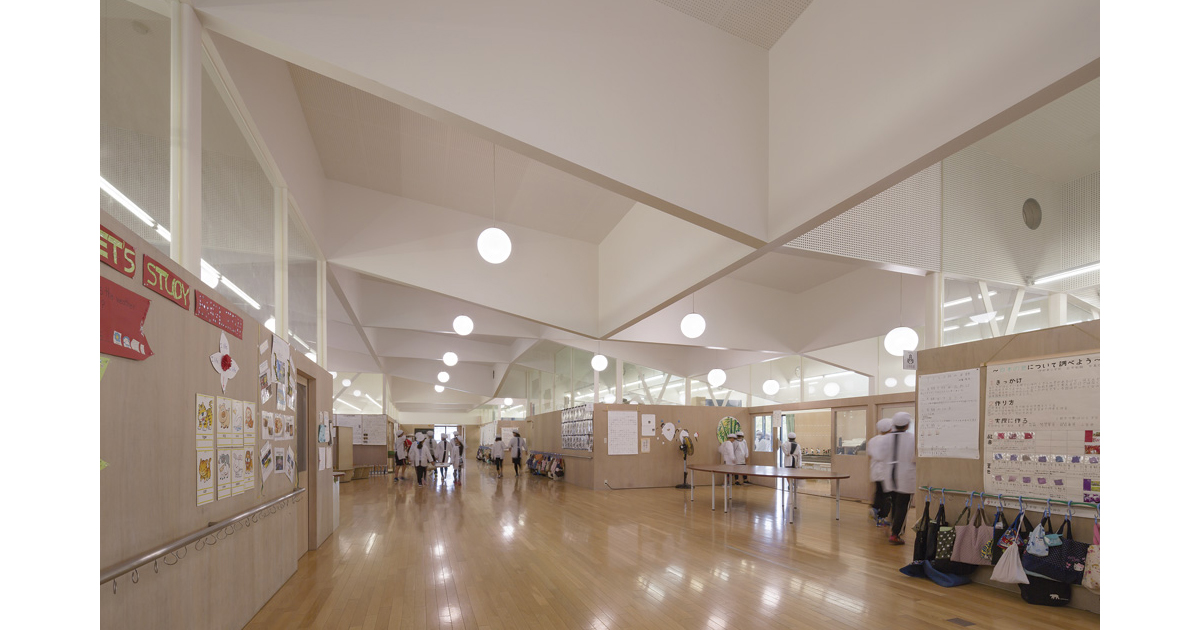 吹き抜けを立体的な「図書室」に、児童と本の密接な関係育む（4ページ