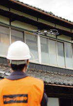 「DroneRoofer」による屋根点検の様子（写真：CLUE）