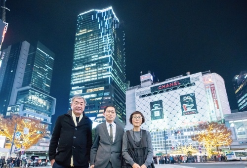 渋谷駅前のスクランブル交差点にて、2019年12月7日の鼎談後に撮影。人物は左から隈研吾氏、亀井忠夫氏、妹島和世氏。建物は、左から渋谷ヒカリエ、渋谷スクランブルスクエア第1期(東棟)、東急百貨店東横店。20年以降に東横店を解体後、第2期(中央・西棟)の建設を進める(写真:稲垣 純也)