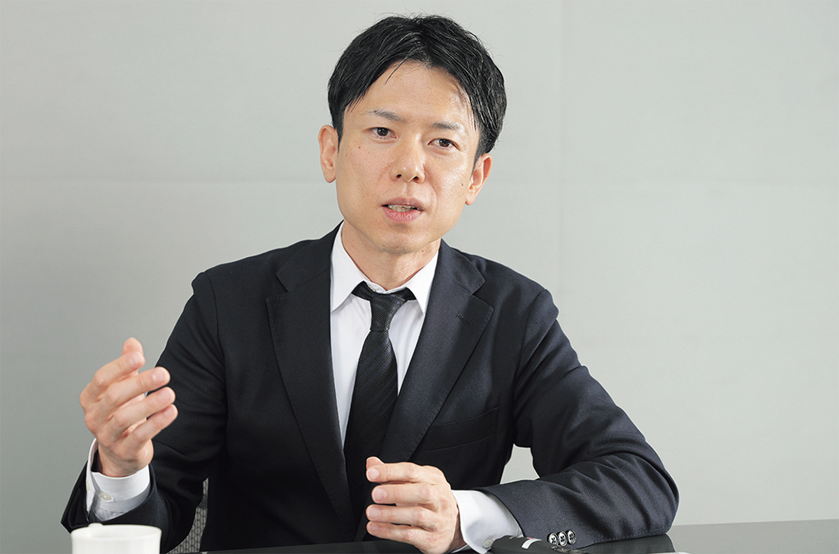 はなおかいくや：1975年生まれ。2001年東京大学大学院修士課程修了、竹中工務店入社。16年より同社東京本店設計部にて、先進的な取り組みを行うアドバンストデザイングループのリーダーを務める。「池袋第一生命ビルディング」（14年）、「ハナマルキみそ作り体験館」（18年）、「EQ House」（19年）、「リバーホールディングス本社」（20年）などの設計を担当（写真：山田 愼二）