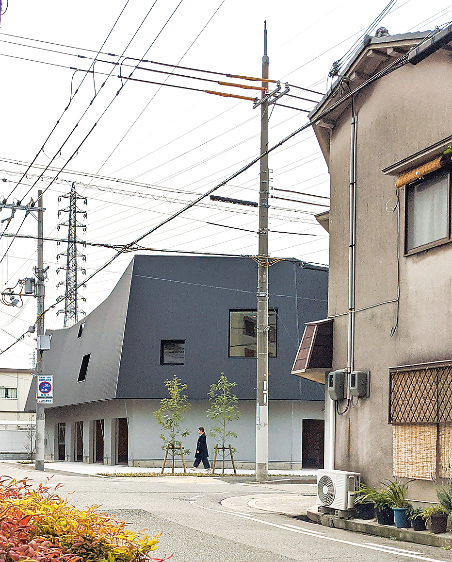 〔写真1〕住宅街に溶け込む外観