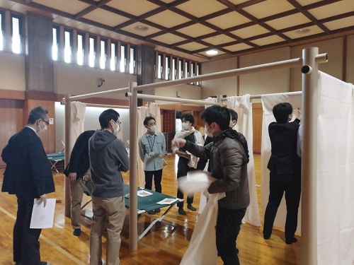 内部には神奈川県が備蓄していた簡易ベッドを置き、利用者1人に2枚ずつ毛布を配った（写真：VAN）