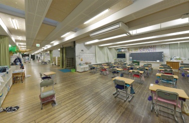 2006年4月に開校した千葉市立の美浜打瀬小学校の内観。写真手前から左奥に向かって廊下が延びており、教室との間には仕切りがない。新型コロナ対策として机同士の間隔を広くしている