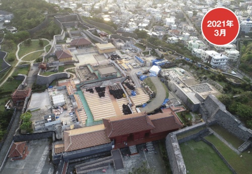 21年3月の首里城の様子。全焼した正殿や周辺施設は解体・撤去され、再建に向けて工事車両用の仮設道路の整備が進む(写真:内閣府沖縄総合事務局)