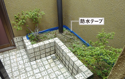 雨水の浸入箇所は、植栽の防水シートの端部で、青い防水テープが貼られていた（写真：神清）