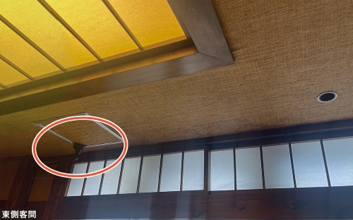 鉄骨造3階建ての飲食店舗で雨漏りが発生した。頻繁に雨漏りする箇所では、店主自ら天井裏に樋（とい）を設置して点検口から細い配管で排水できるように対策していた（写真：神清）