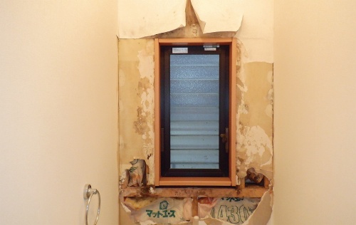 2階トイレの窓まわりに雨漏りが発生した。クロスやボードがはがれ、木部も真っ黒に変色してしまった（写真：神清）