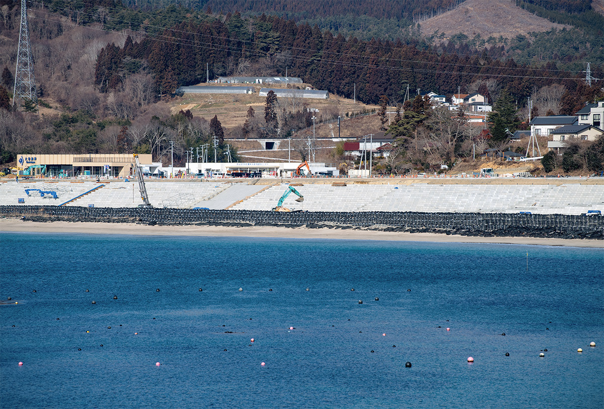 〔写真1〕砂浜を保存して防潮堤を建設