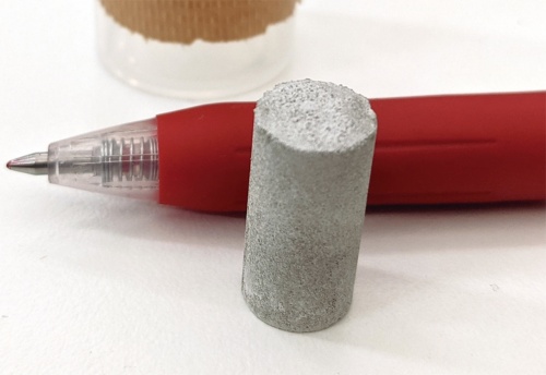 〔写真1〕カルシウム溶液から析出した硬化体