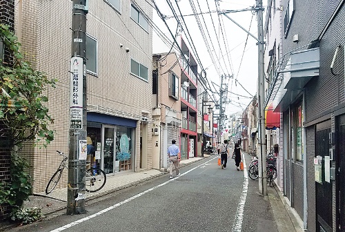 東京郊外の私鉄駅前に続く商店街の外れに位置している（写真：佐藤 将之、馬場 義徳、安富 啓）