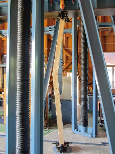 柱に軸力をかけて座屈させる試験装置の例（写真：栃木県林業センター）