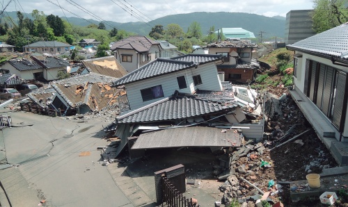 熊本地震の被災地。益城町内を貫く県道28号から南に向かって、倒壊した建物群を見る。熊本地震では古い住宅だけでなく、比較的新しい住宅も倒壊した（写真：日経アーキテクチュア）