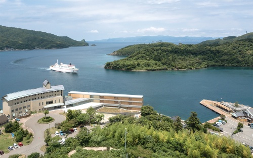 島の高台からの見渡し。左下に見えるのが「Entô」。すぐ近くに、島の玄関口である菱浦港（写真右端）がある（写真：鈴木 研一）