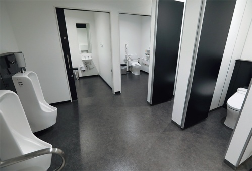 男女別のトイレには、健常者の利用も想定して一般的な便器も設置されている（写真：都築 雅人）