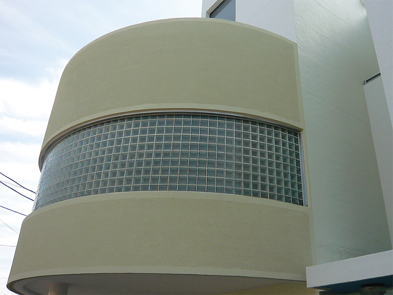 タイルをネットとピンで全面固定 既存の仕上げを生かす工法も