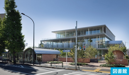 〔写真1〕正門の向かいに図書館を移す