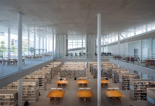 〔写真2〕ガラス・スロープ・吹き抜けで内外が見通せる