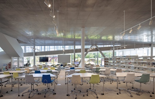 2階の入館ゲートの近くに配置したラーニングコモンズ。ガラスの向こうは目白通り。様々に組み合わせられるテーブルや椅子も妹島氏がデザイン(写真:吉田 誠)