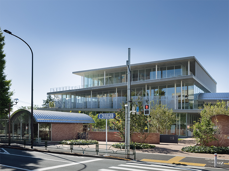 ボールト屋根やガラスでキャンパス全体に連続感