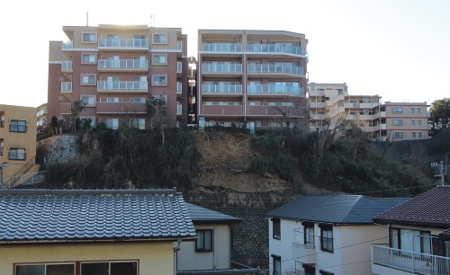 2020年2月5日に敷地内の斜面が崩落した、神奈川県逗子市内の分譲マンション「ライオンズグローベル逗子の丘」。住戸は計38戸。大末建設が施工し、04年に完成した。写真は20年2月6日撮影（写真：日経クロステック）
